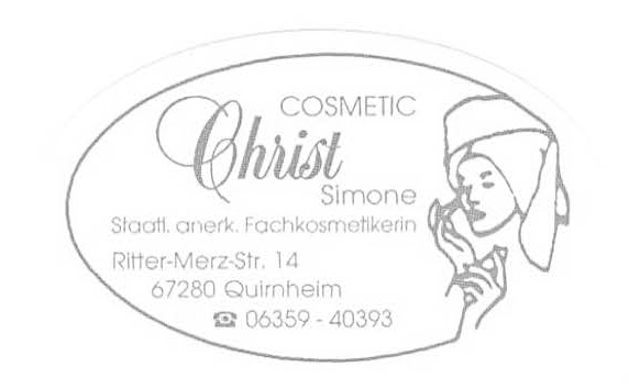 Cosmetic Simone Christ Eine jüngere und ältere Frau sitzen nebeneinander und lächeln in die Kamera